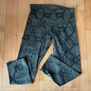 Lululemon green snake print 3/4 leggings size 6